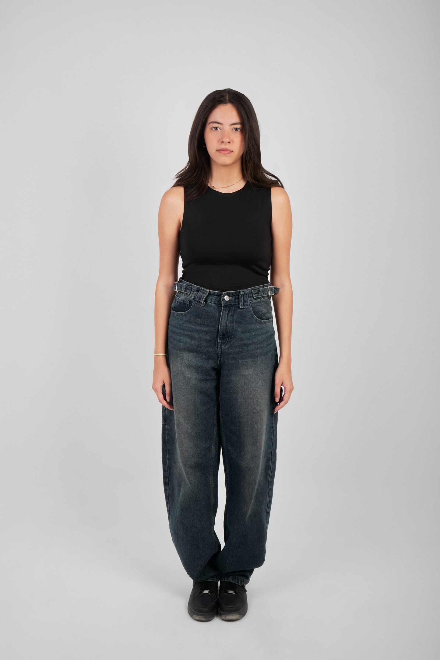 ROUND NECK SLEEVELESS TOP - BLACK
