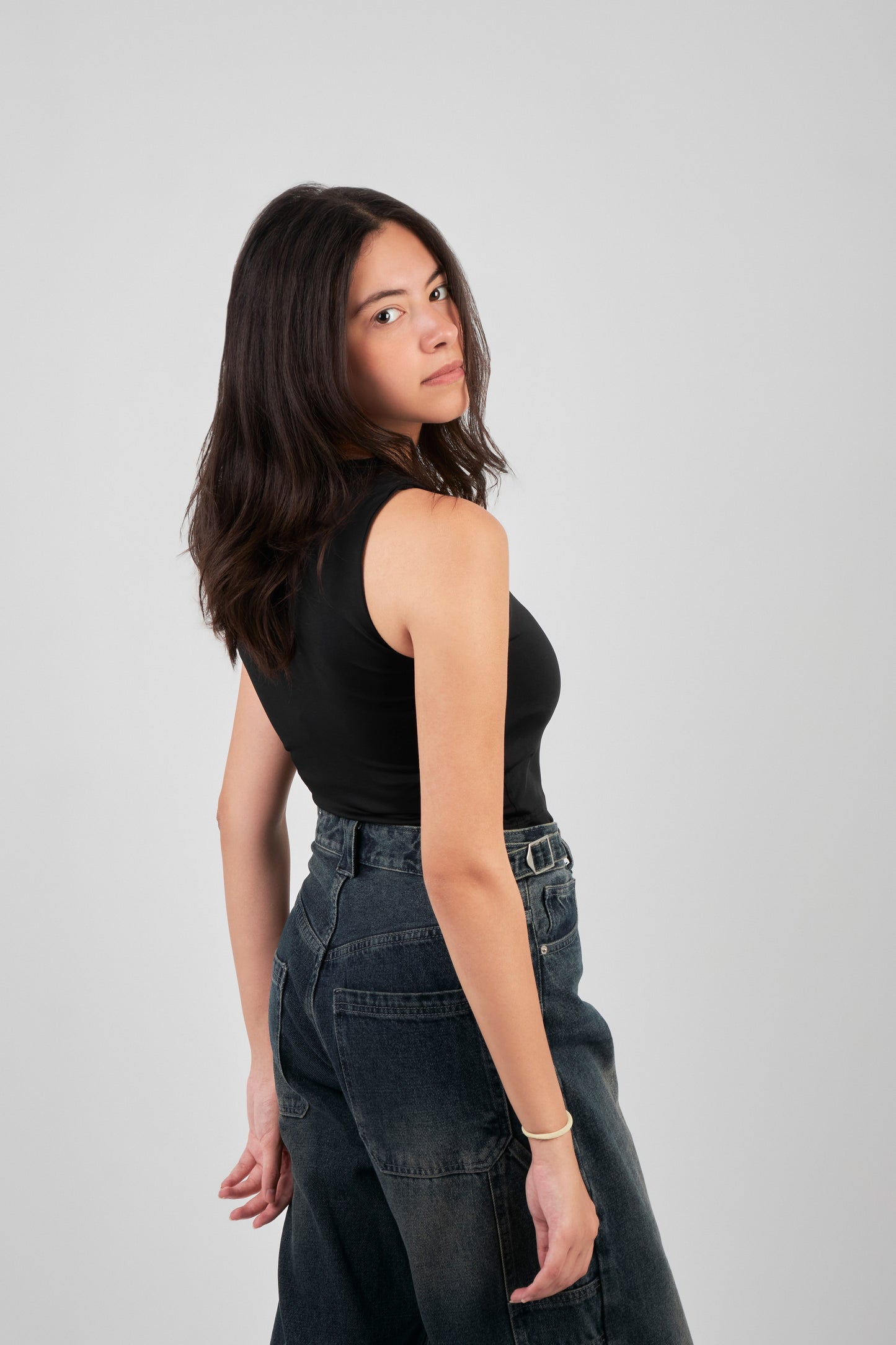 ROUND NECK SLEEVELESS TOP - BLACK